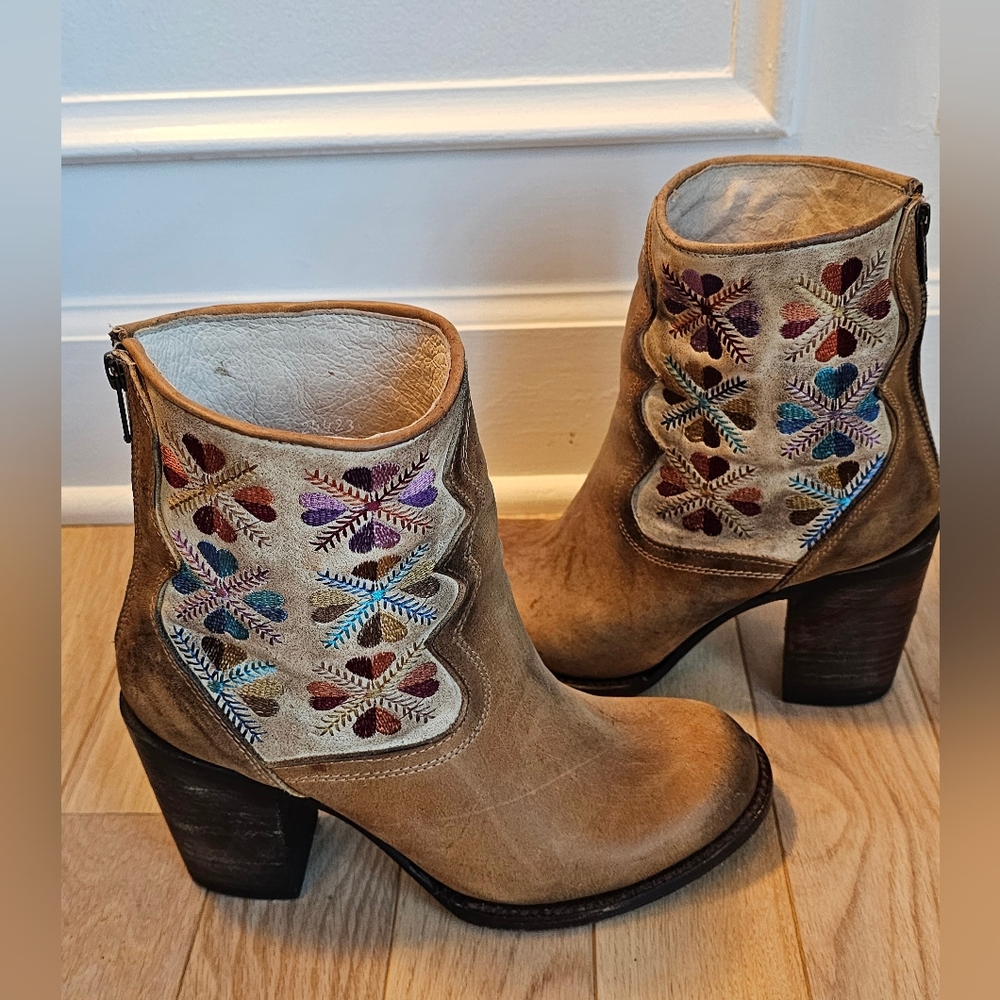 Freebird Disco Hendrix Booties Size 9B Gorgeous Embroidery Excellcent Condition